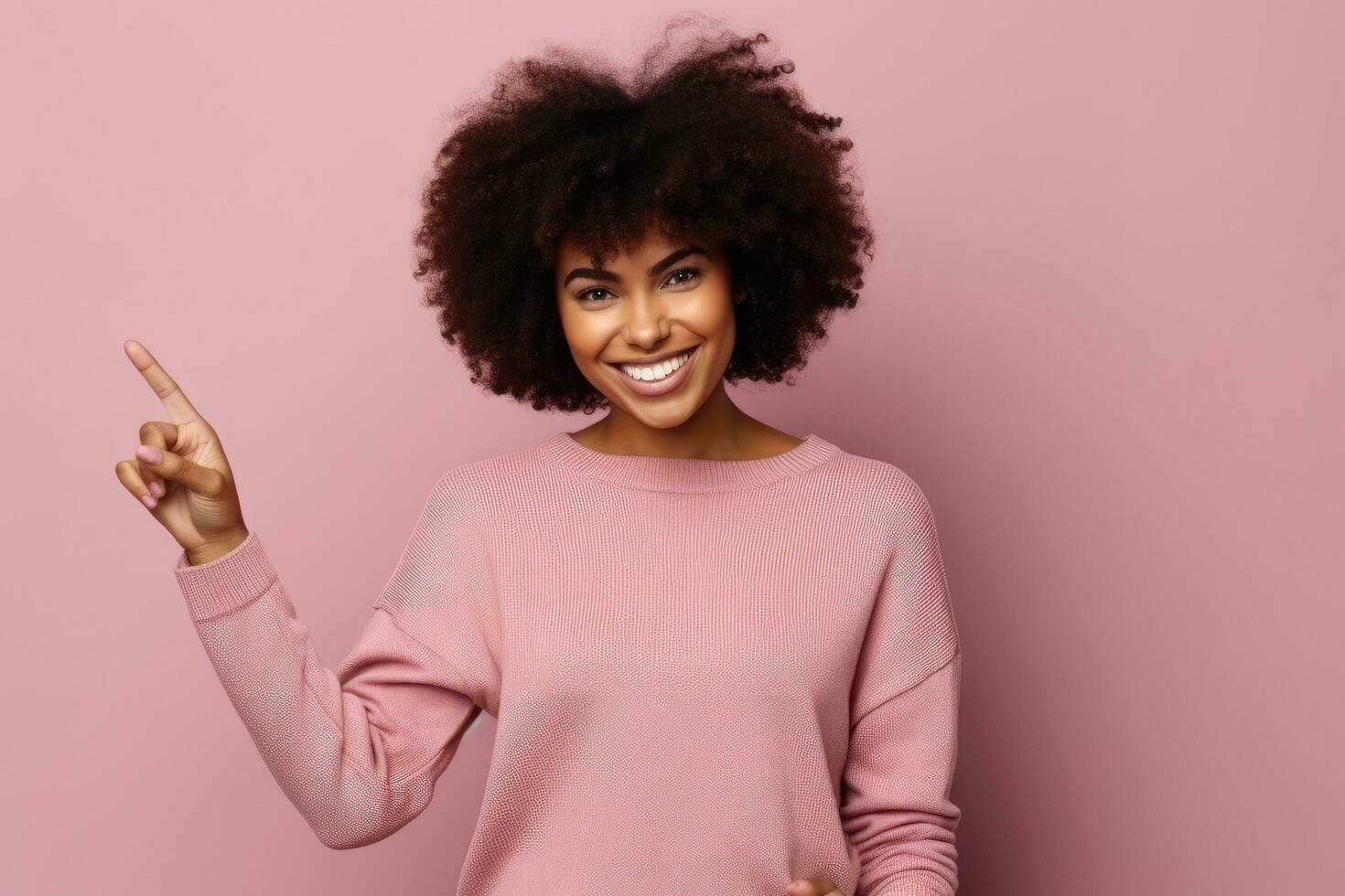 sorridente africano americano donna nel rosa maglione puntamento a copia spazio, orizzontale tiro lieta buio spellato femmina con afro taglio di capelli, punti lontano con tutti e due prua, testa dita, ai generato foto