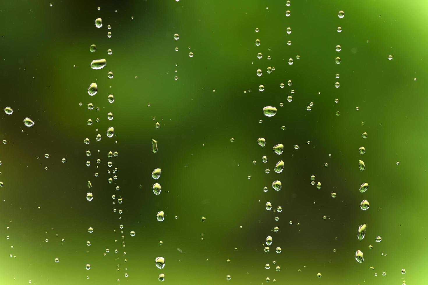 gocce di pioggia sulla finestra foto