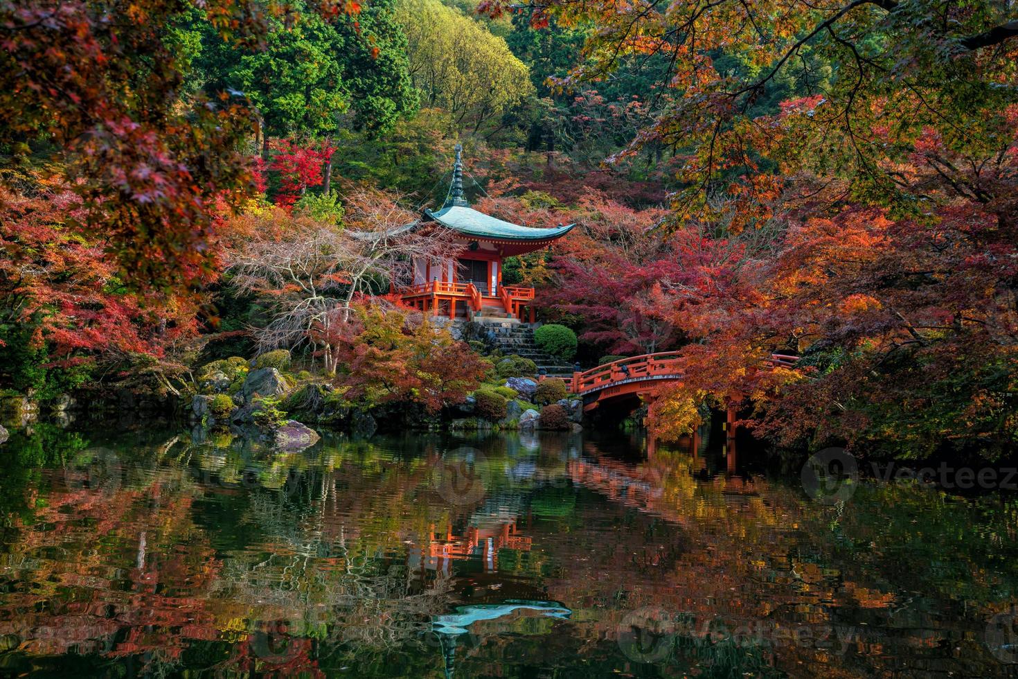 famoso tempio daigoji con foglie autunnali di colore rosso a kyoto foto