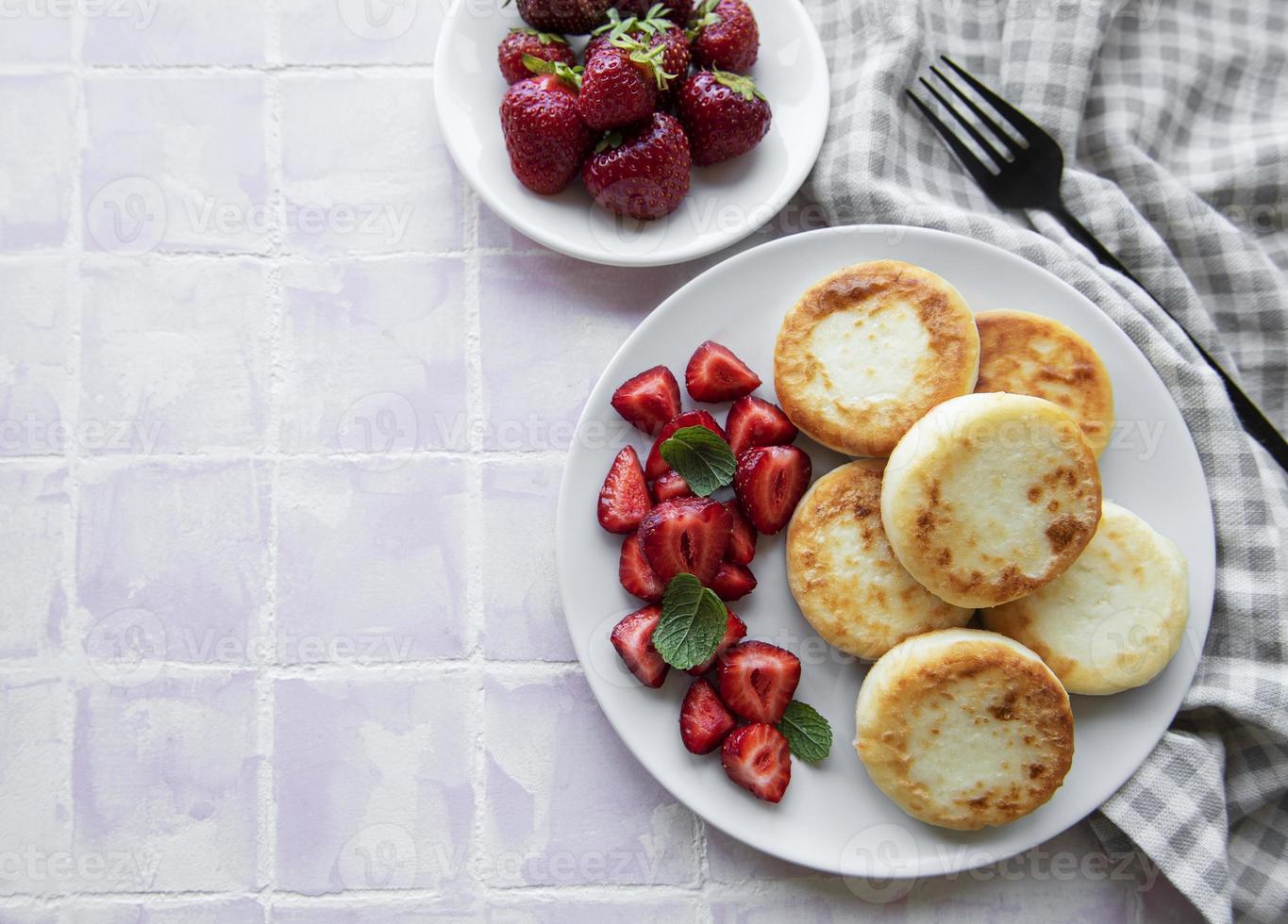 frittelle di ricotta, frittelle di ricotta su piatto di ceramica foto