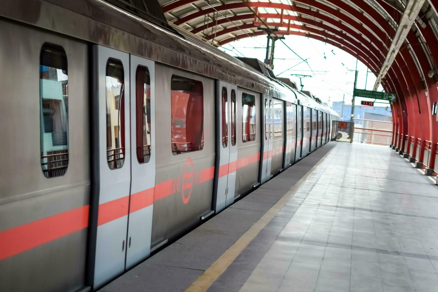 nuovo delhi India - agosto 10 2023 - delhi la metropolitana treno in arrivo a jhandewalan la metropolitana stazione nel nuovo delhi, India, Asia, pubblico la metropolitana in partenza a partire dal jhandewalan stazione foto
