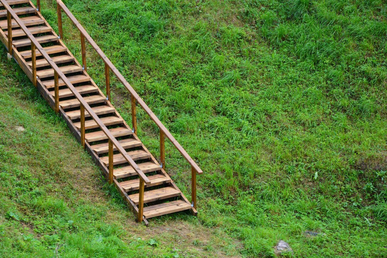 scala in legno per scalare la montagna foto