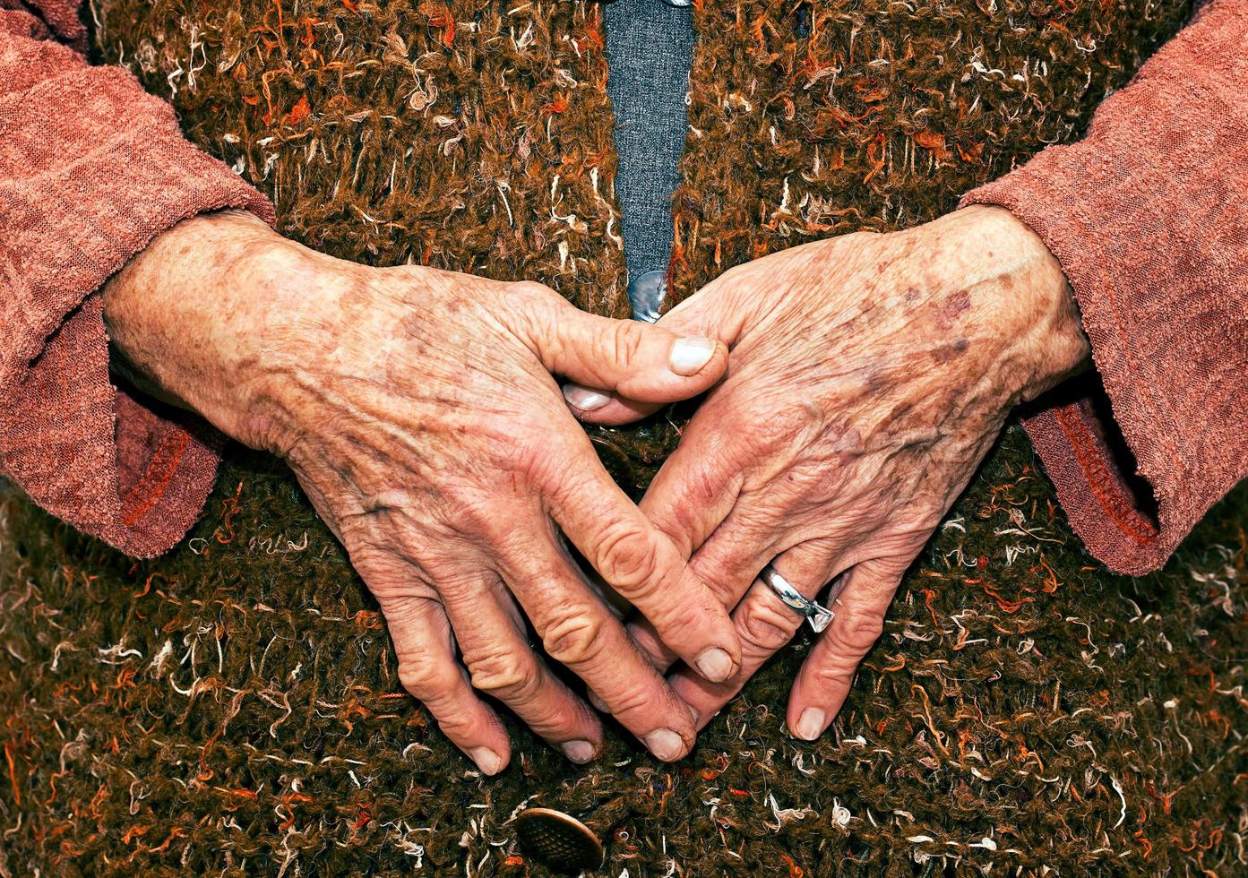 dettaglio delle mani della donna anziana foto