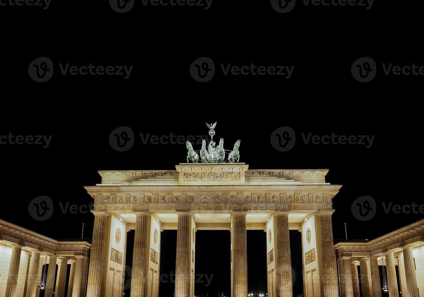 Brandenburger Tor Porta di Brandeburgo di notte a Berlino foto