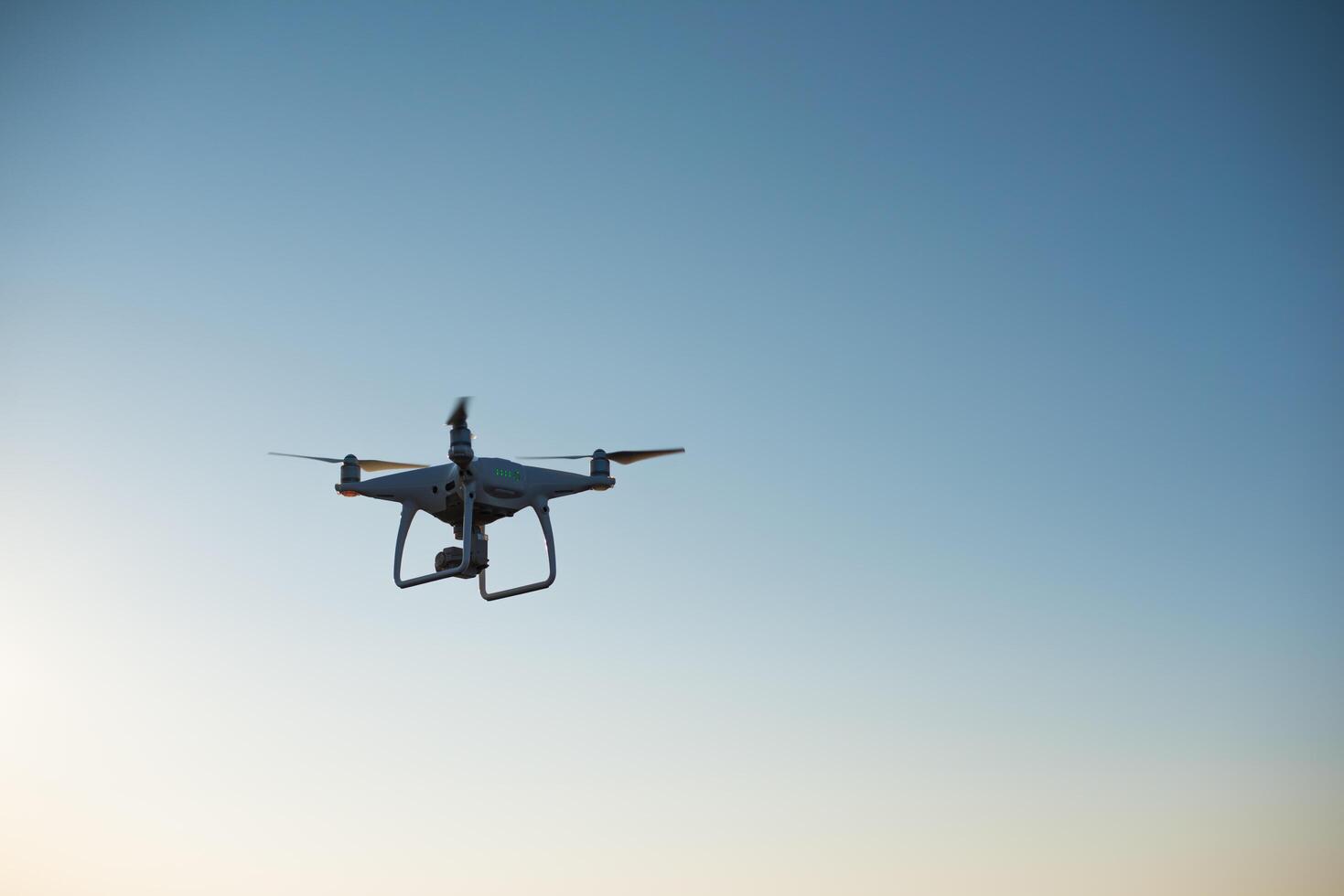 il drone bianco vola nel cielo registrando un video foto