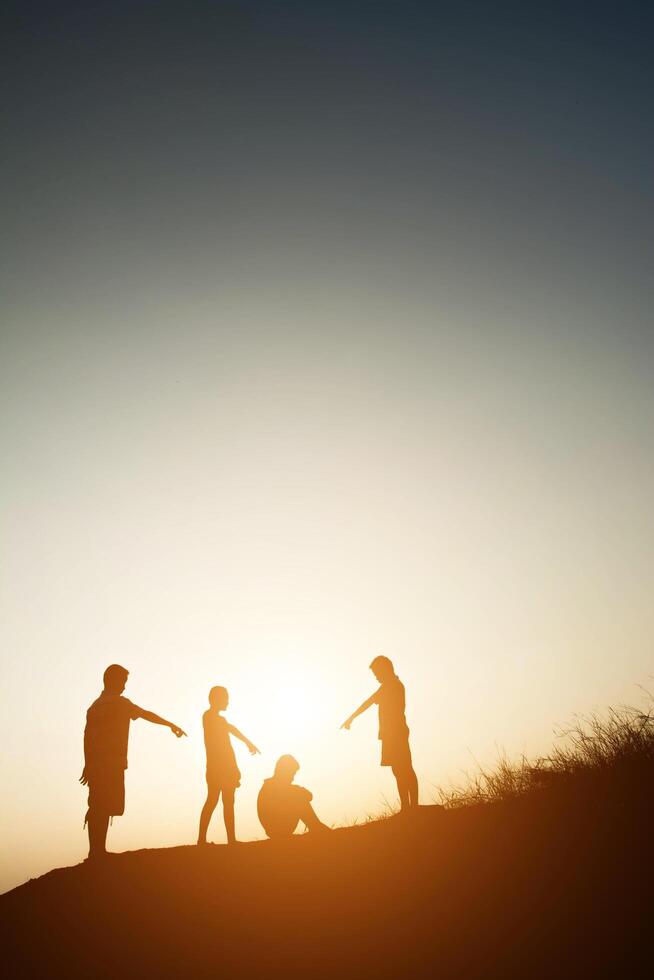 bambini che giocano al tramonto estivo tempo felice foto