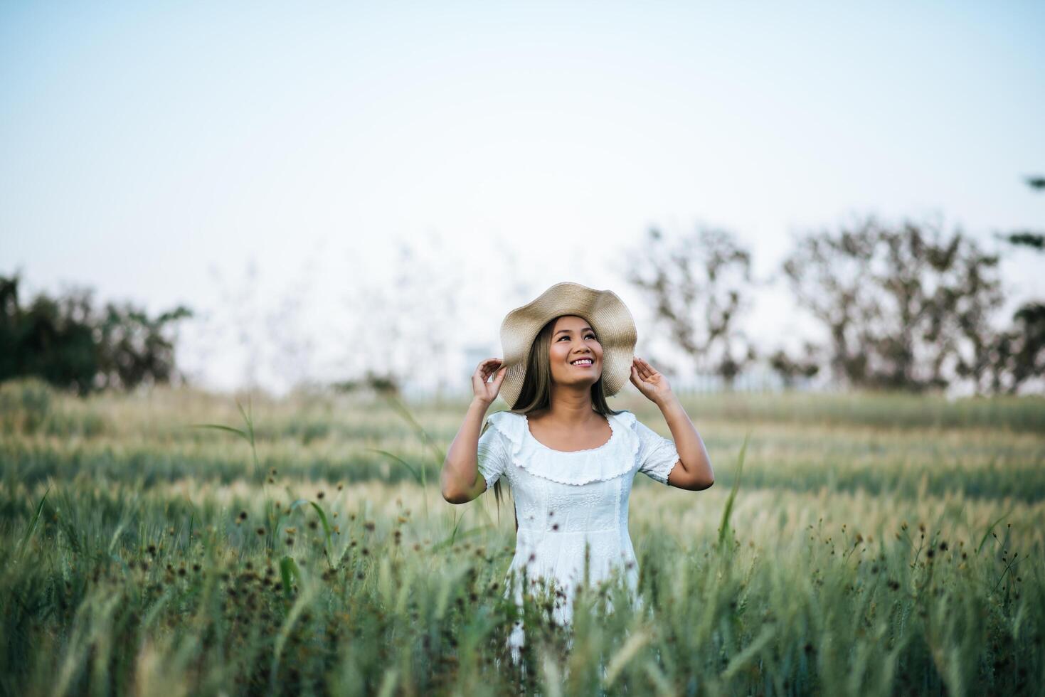 donna con il cappello felicità nella natura foto