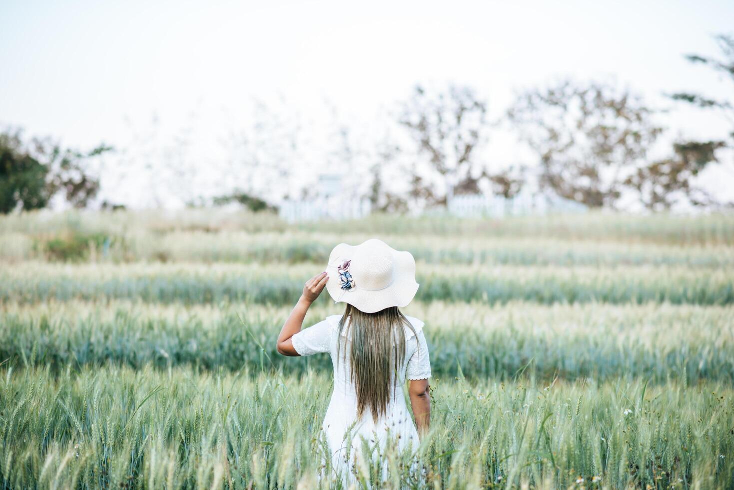 donna con il cappello felicità nella natura foto