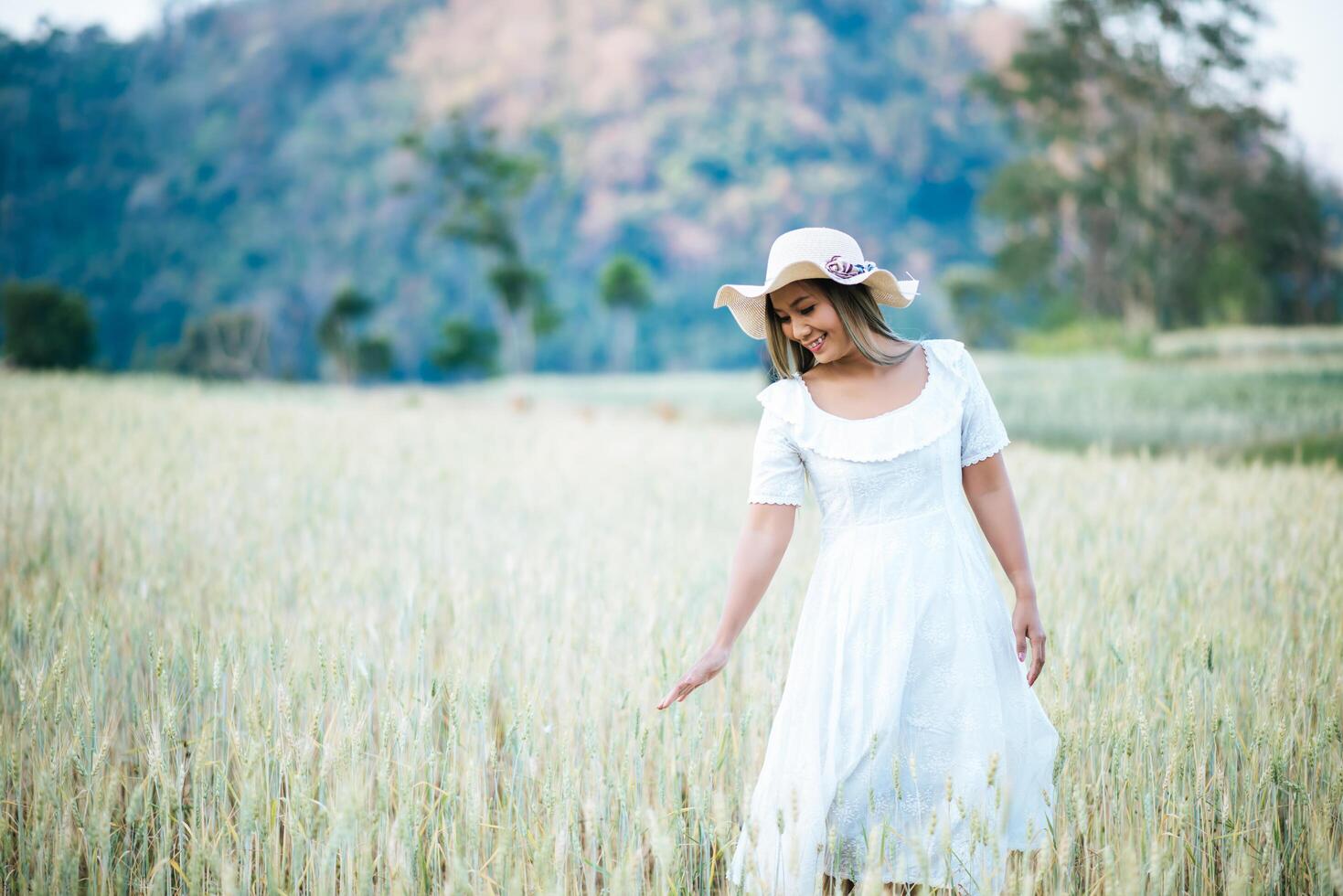 donna con il cappello felicità nella natura foto