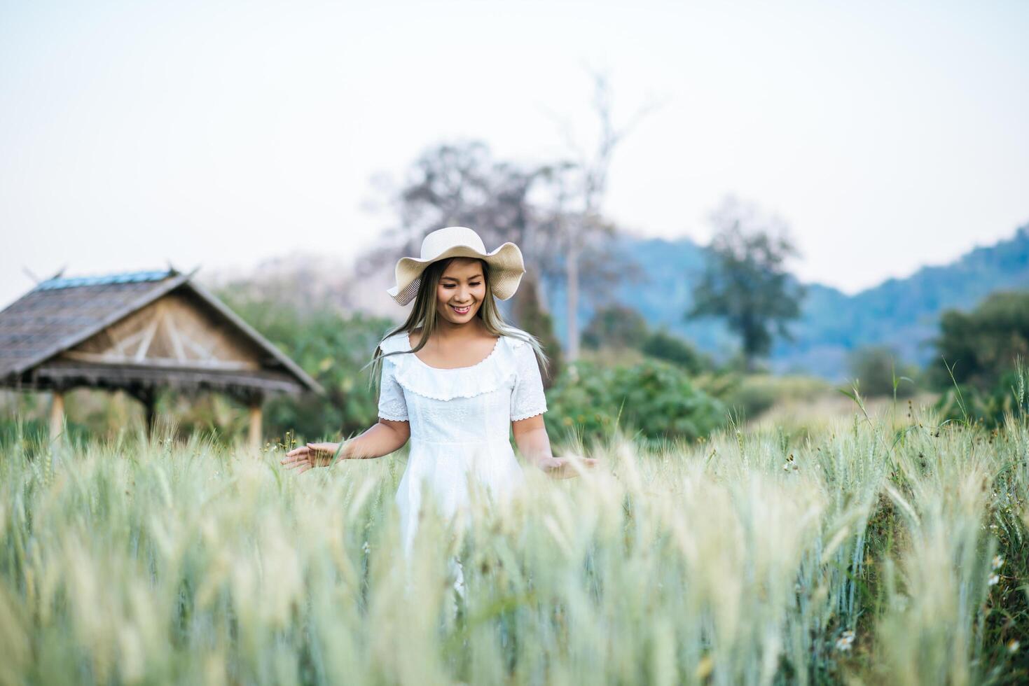 donna con il cappello felicità nella natura foto