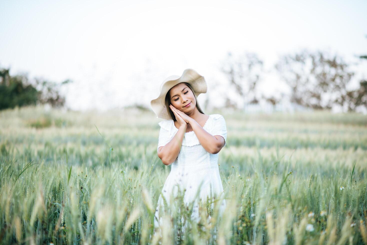 donna con il cappello felicità nella natura foto