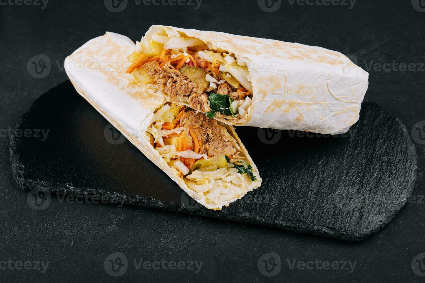 shawarma con pollo, cetrioli e patatine fritte. foto