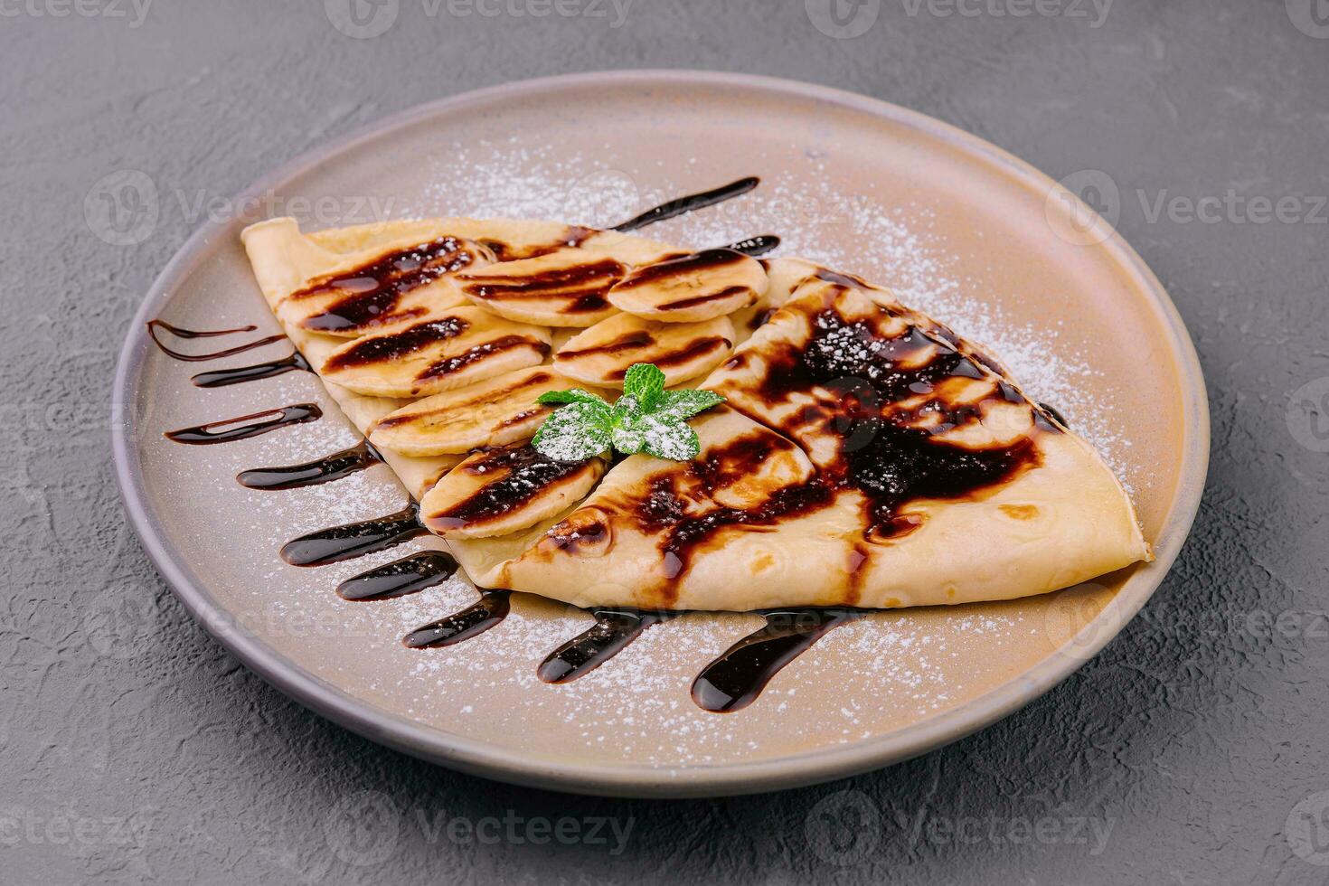 crepes con fresco Banana slacciamenti e buio cioccolato foto