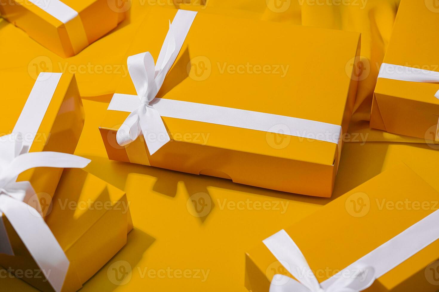 giallo i regali su un' giallo sfondo foto