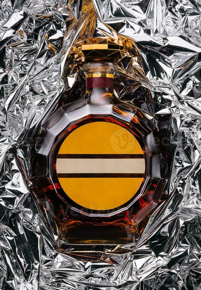 bottiglia di Cognac su argento Foglio sfondo foto
