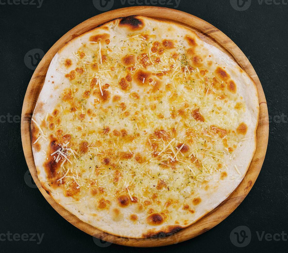 aglio Pizza pane con formaggio e erbe aromatiche foto