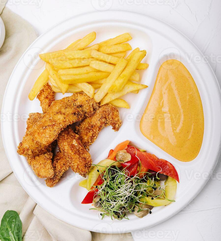 pollo pepite con francese patatine fritte e mostarda salsa foto