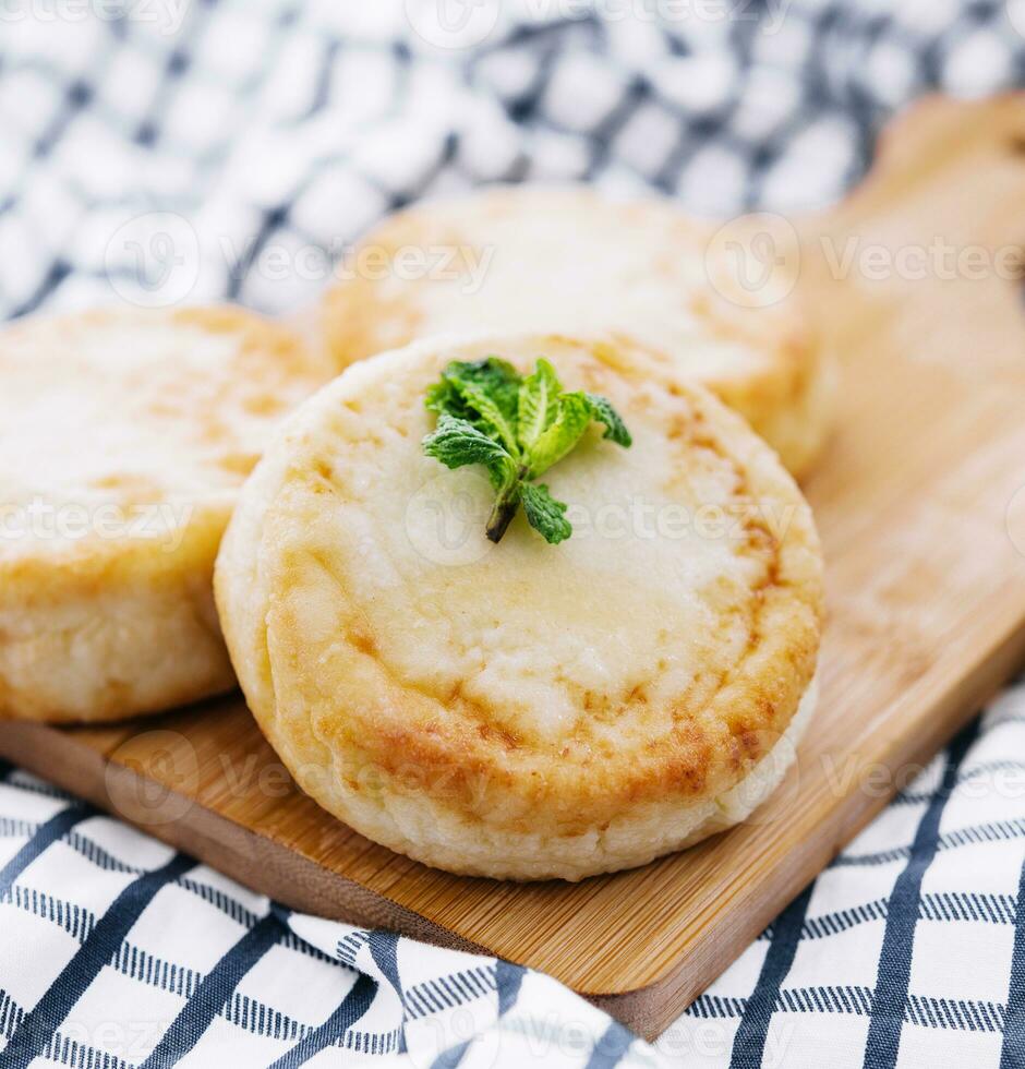 Villetta formaggio Pancakes su tavola vicino su foto