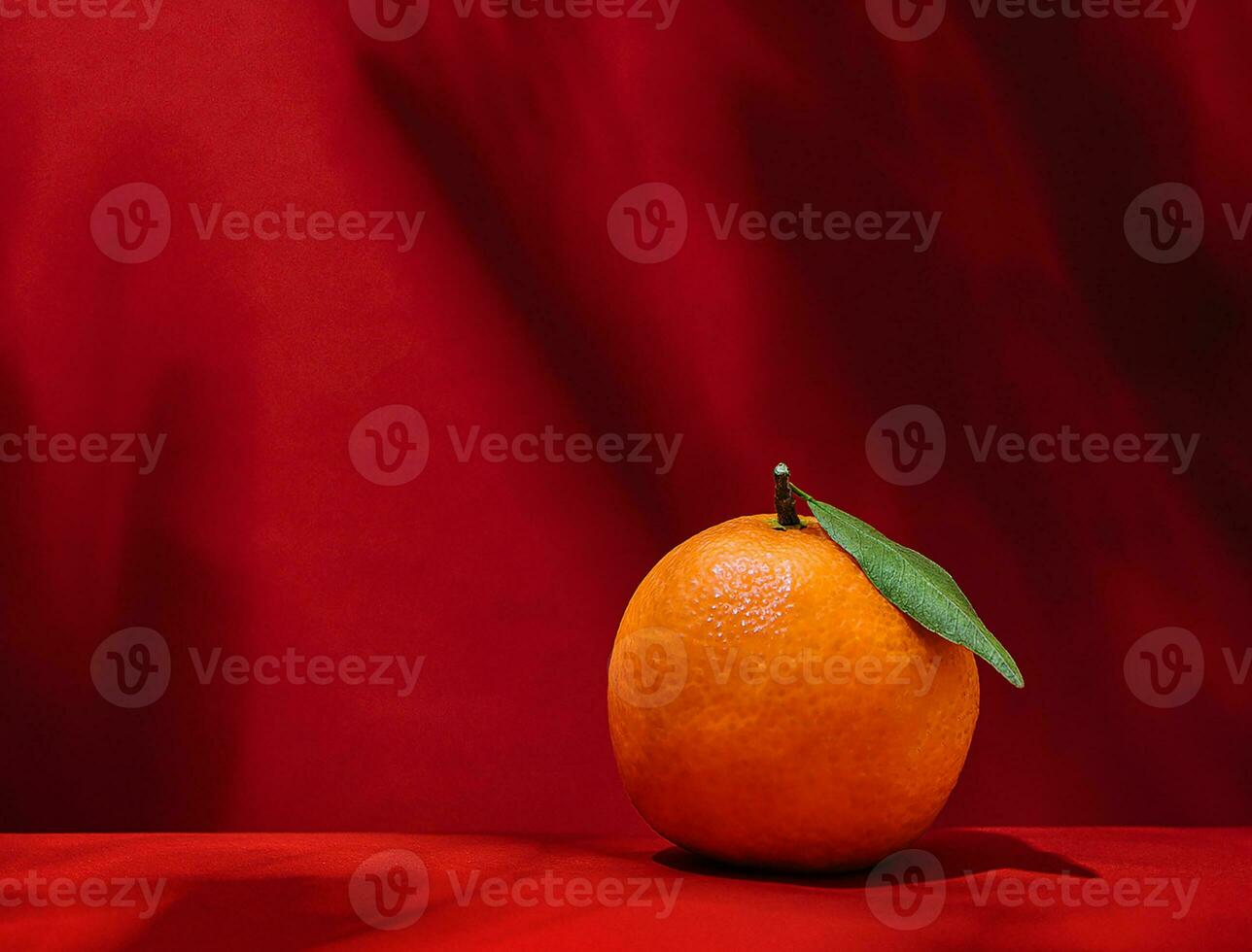 maturo mandarino con verde foglia su rosso sfondo foto