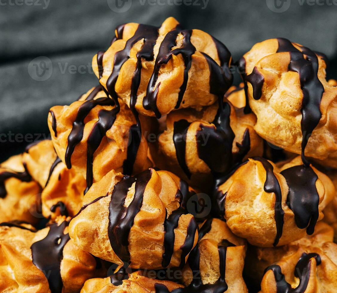 profiteroles con cioccolato crema vicino su foto