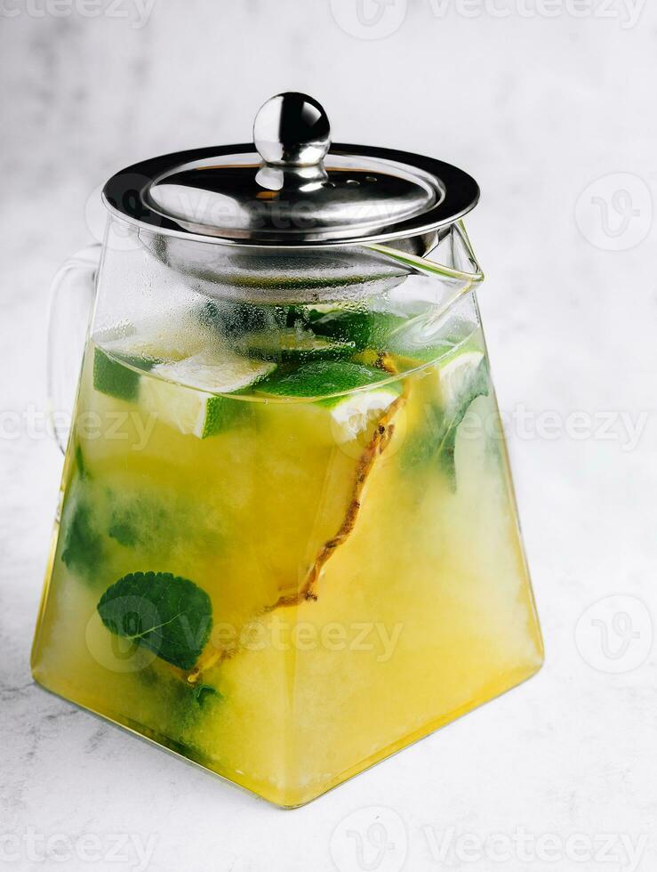 frutto della passione ghiacciato verde tè o limonata con lime e menta foto