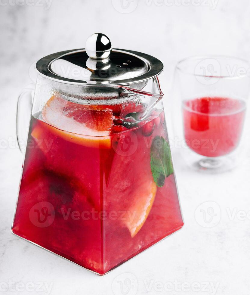 fragola, arancia e basilico scintillante punch, primavera cocktail foto