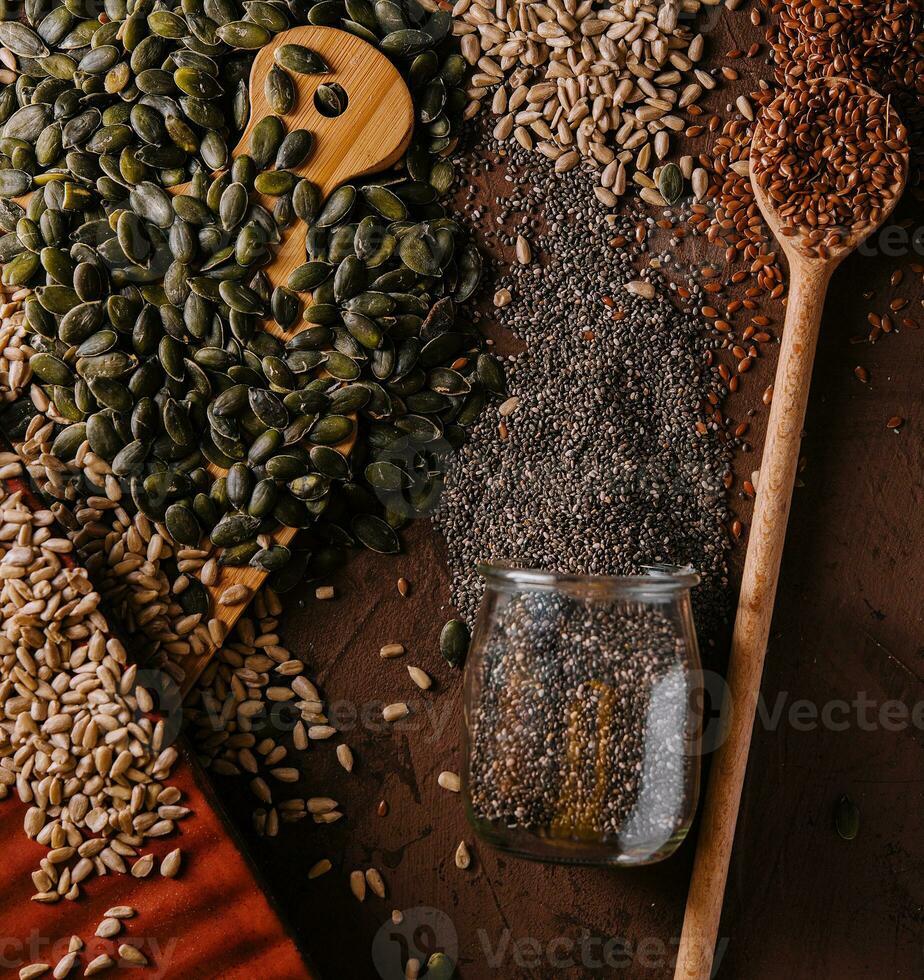 diverso tipi di cereali e semi su squallido di legno foto