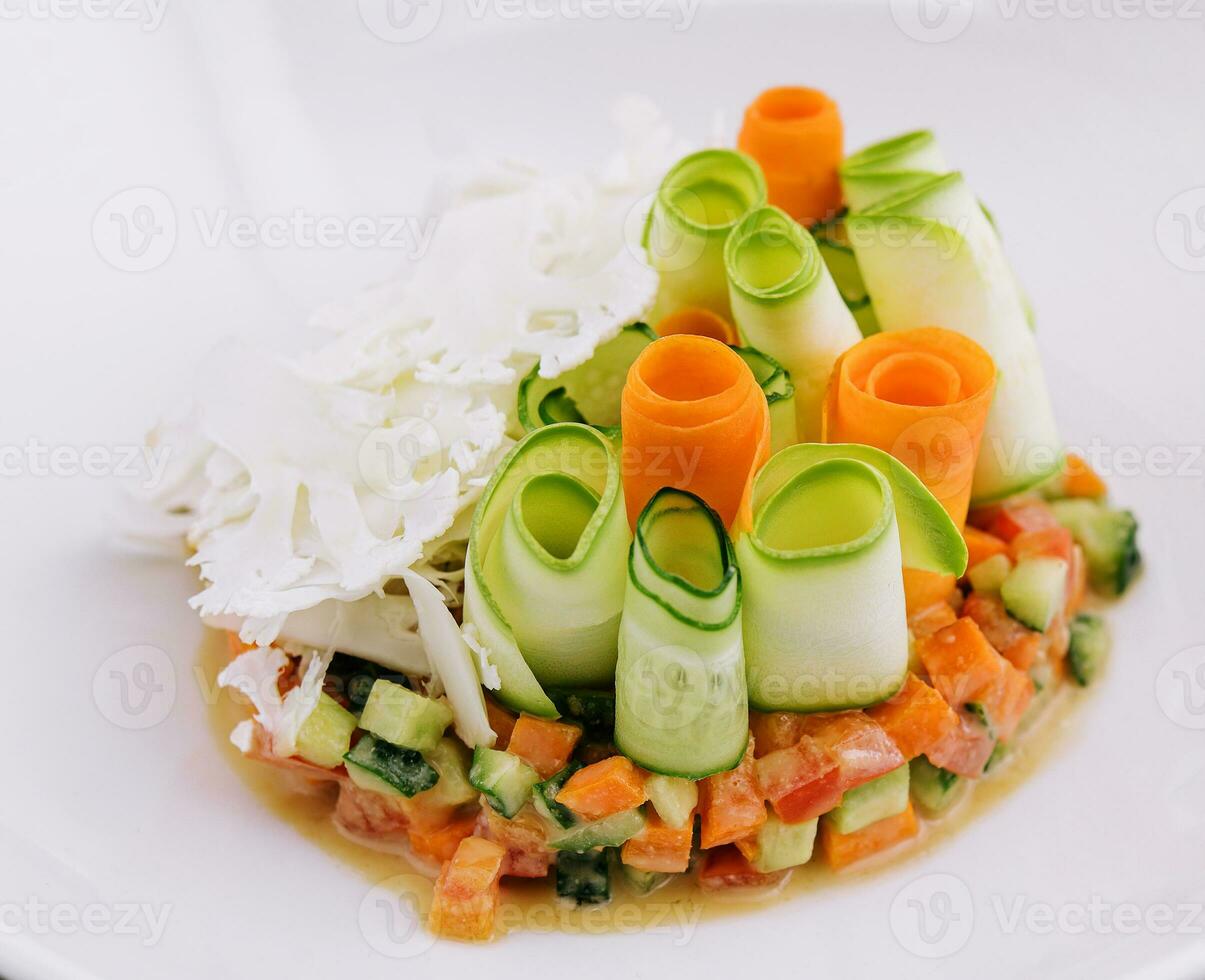 verdura tartaro di cetriolo, carota e pomodoro foto