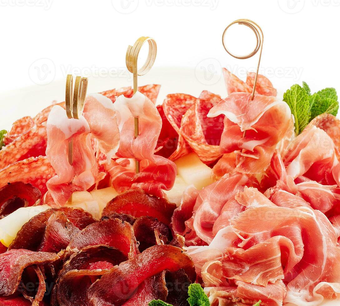 assortito gastronomia carni - prosciutto, salsiccia, salame, parmense, prosciutto foto