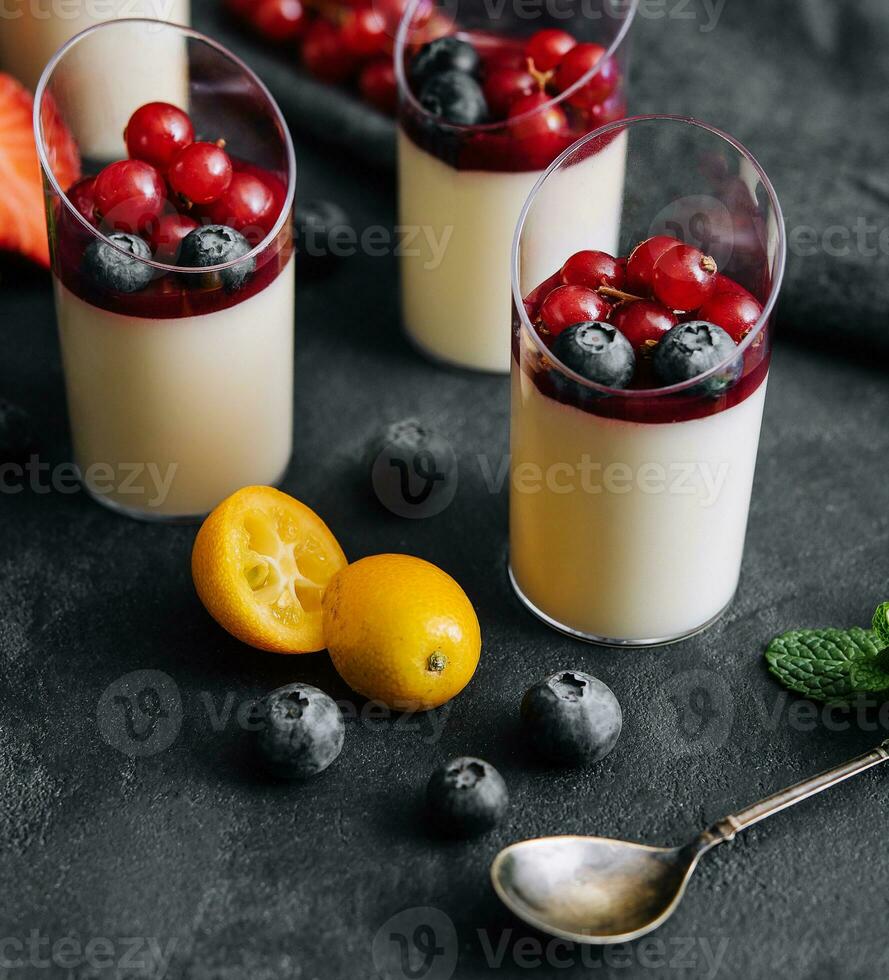 dolce panna cotta con fresco frutti di bosco foto