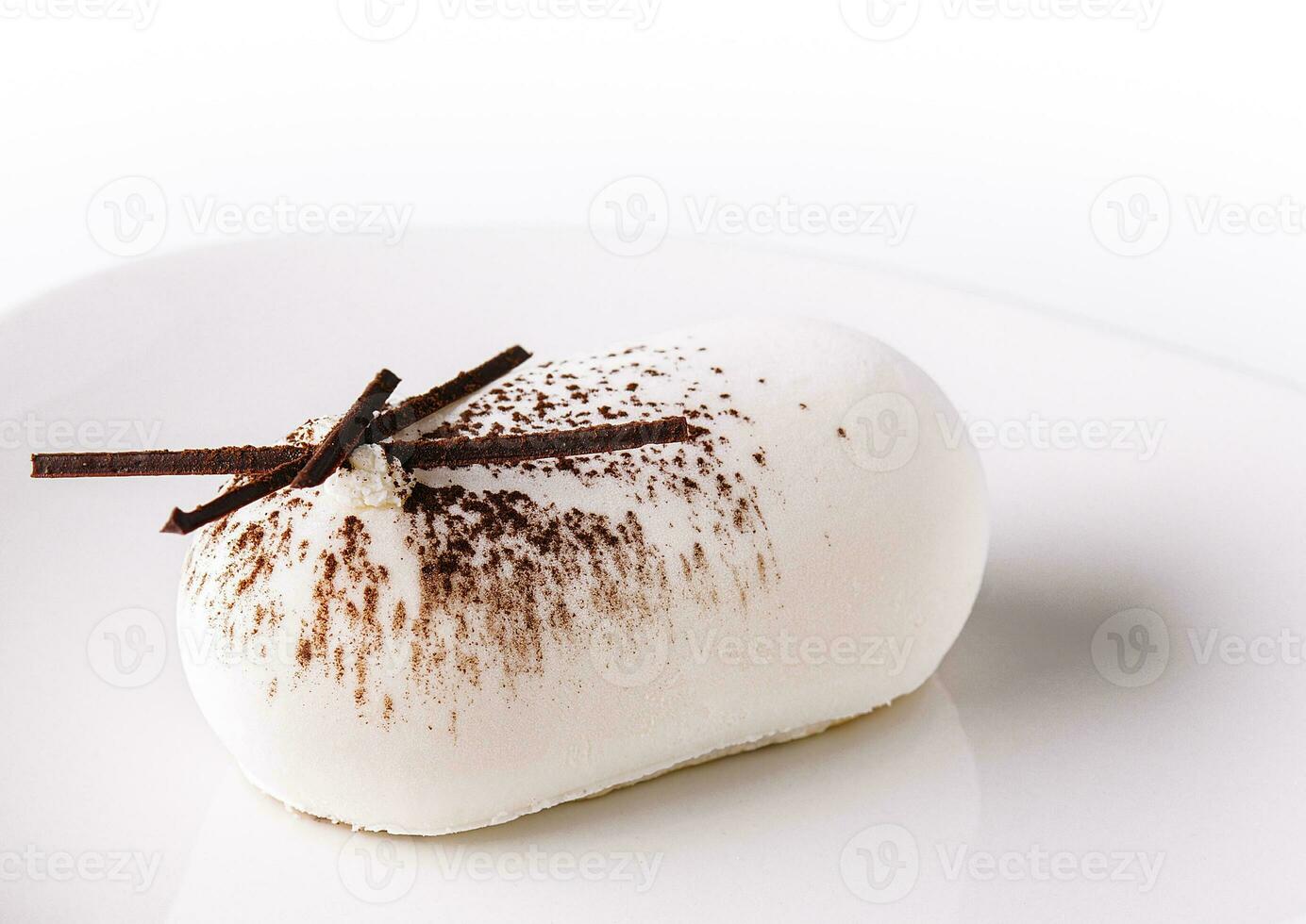 bianca mousse torta su bianca piatto foto