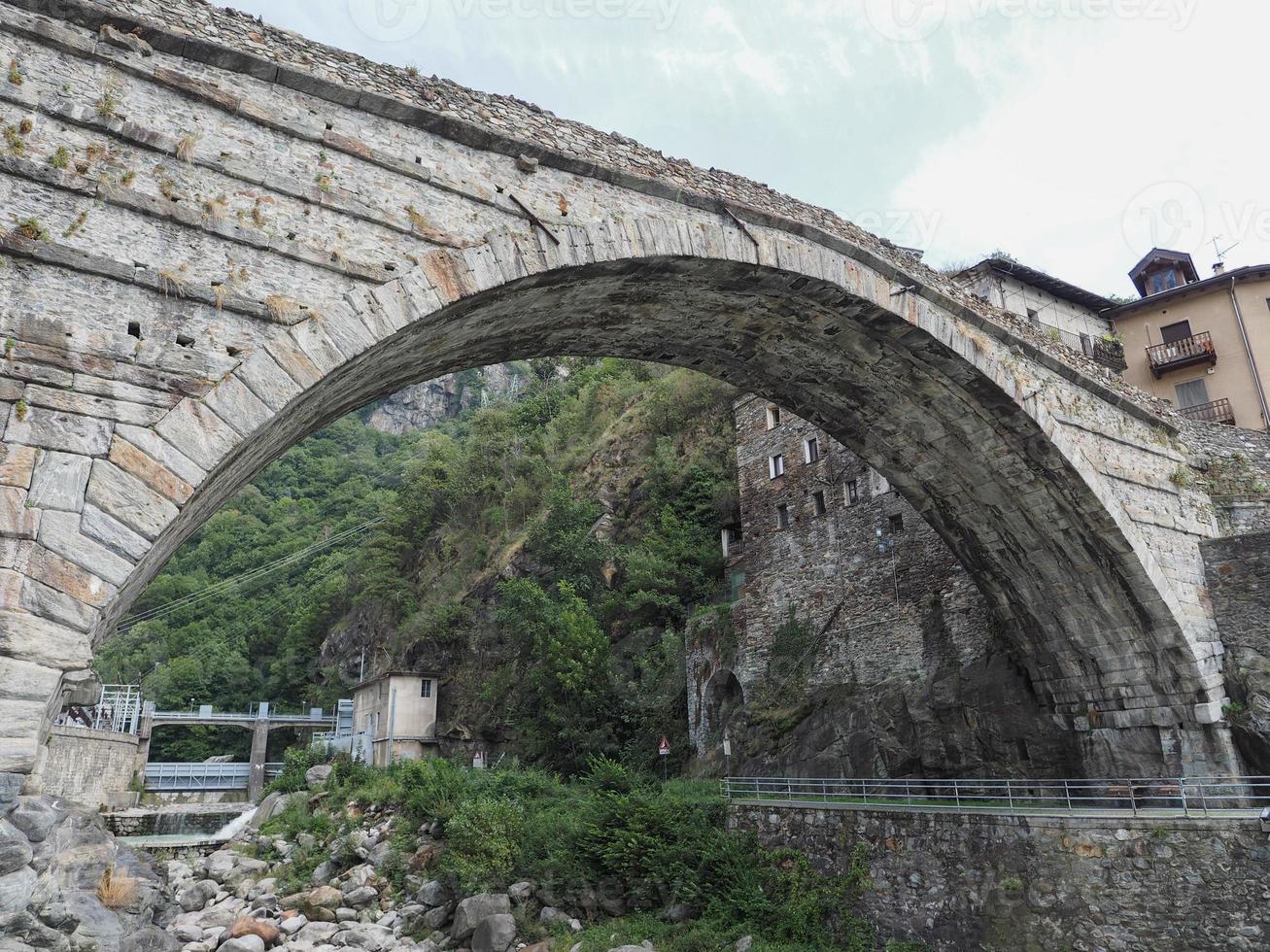 ponte romano a pont saint martin foto