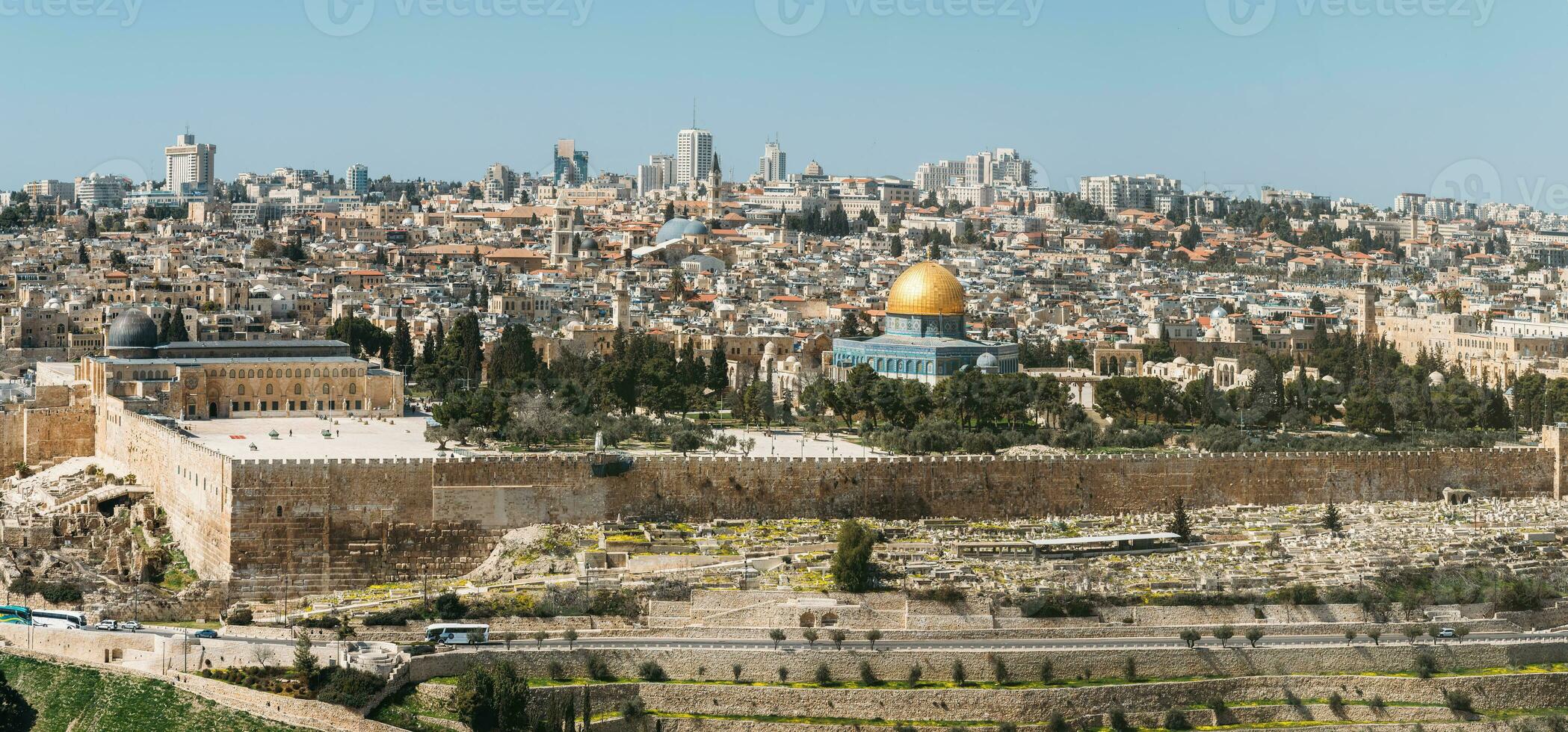 Visualizza di Gerusalemme vecchio città e il tempio montare, cupola di il roccia e al aqsa moschea a partire dal il montare di olive nel Gerusalemme, Israele foto