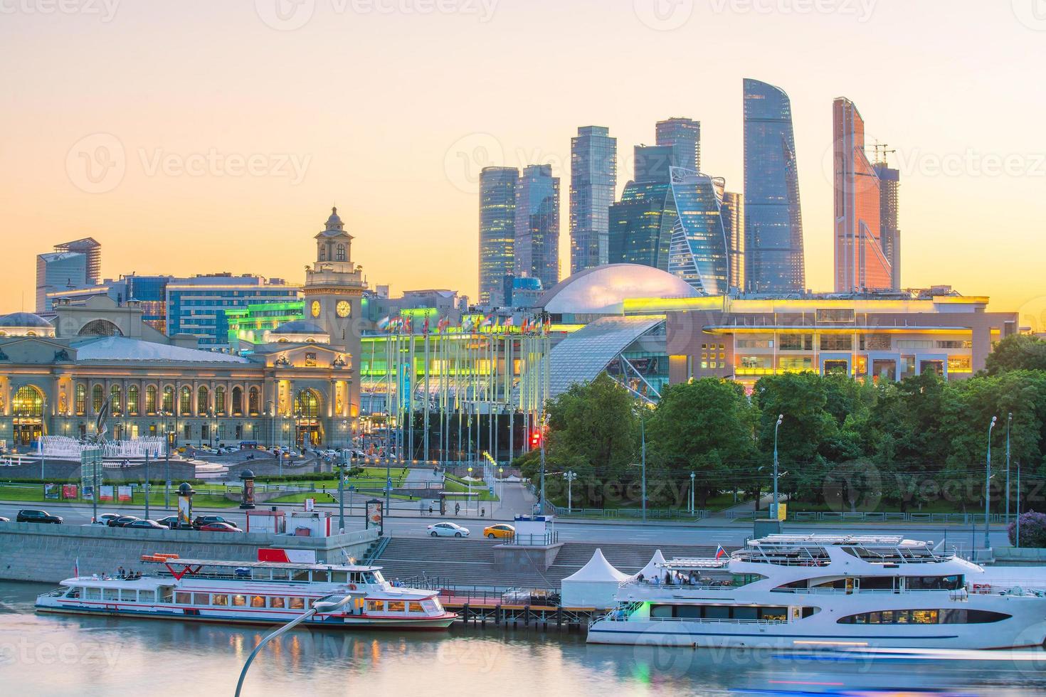 distretto degli affari dello skyline della città di mosca e fiume di mosca in russia foto