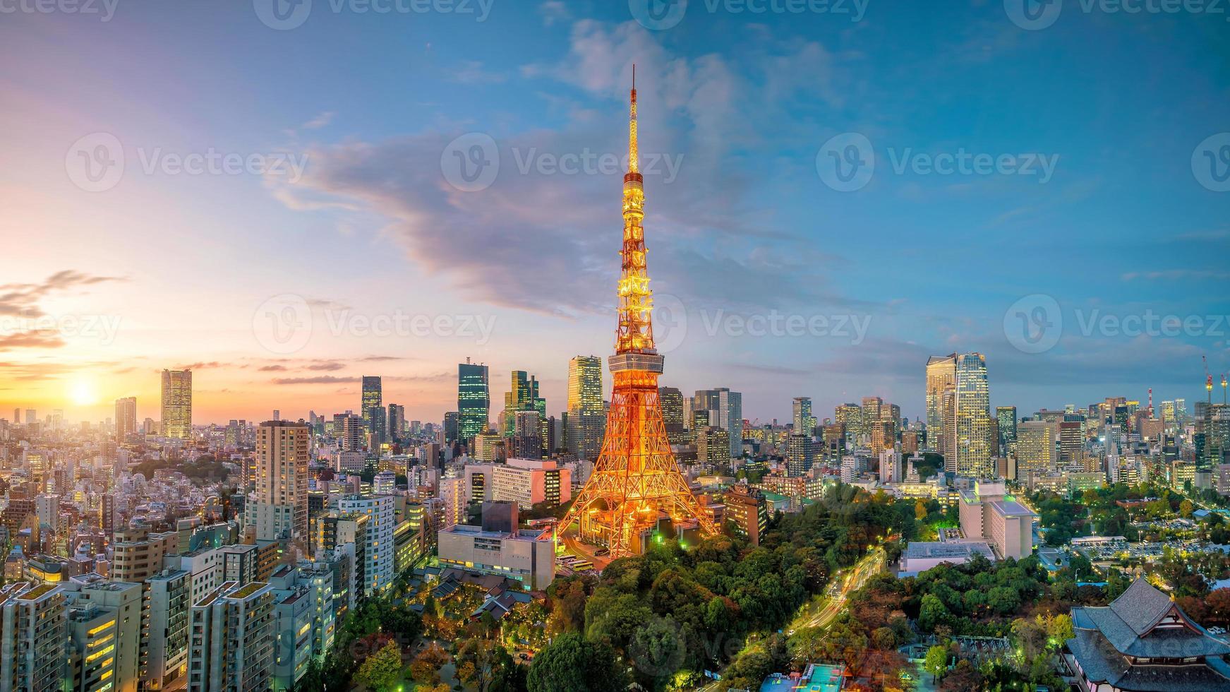 vista della città di tokyo con la torre di tokyo foto