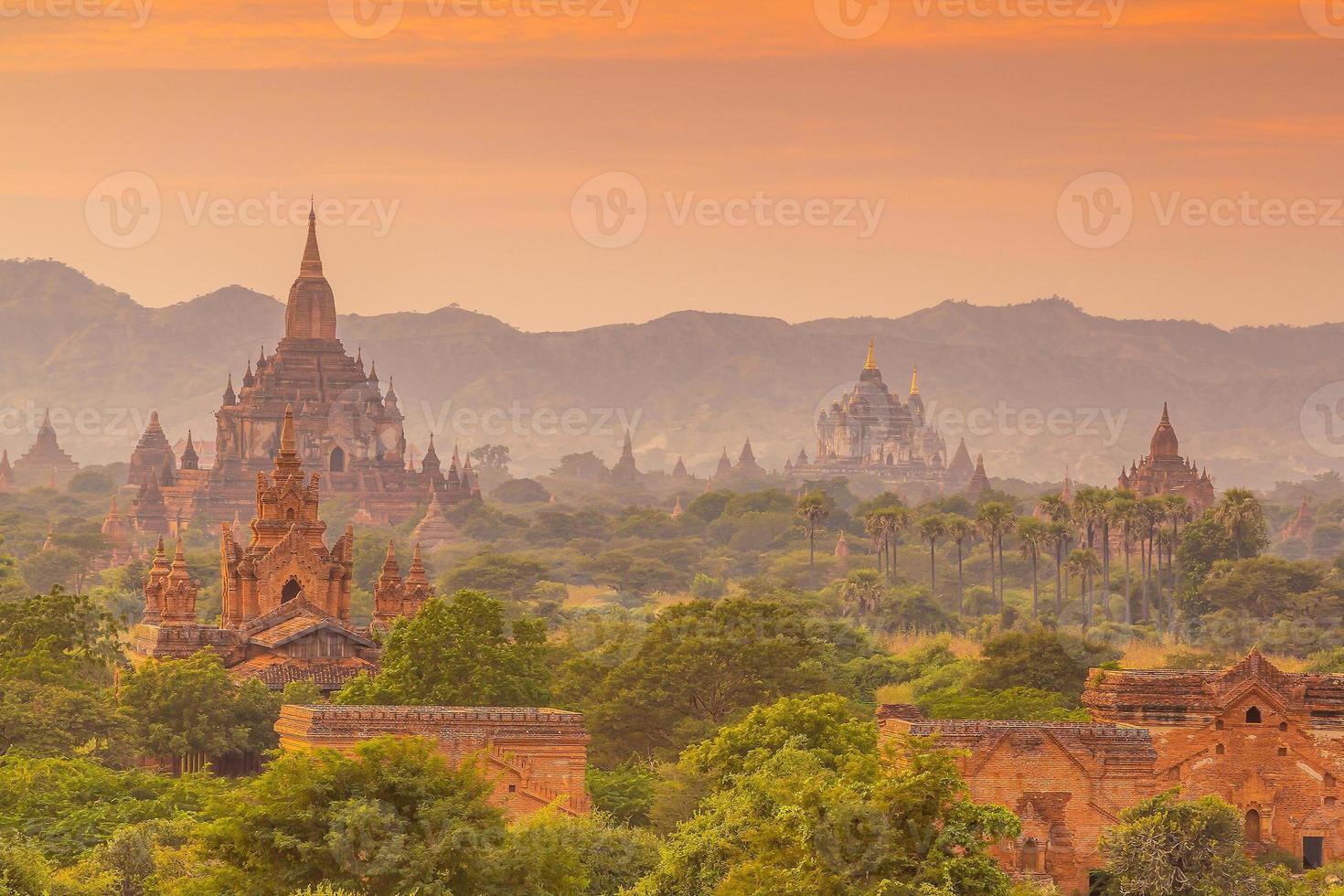 Bagan paesaggio urbano del myanmar in asia foto