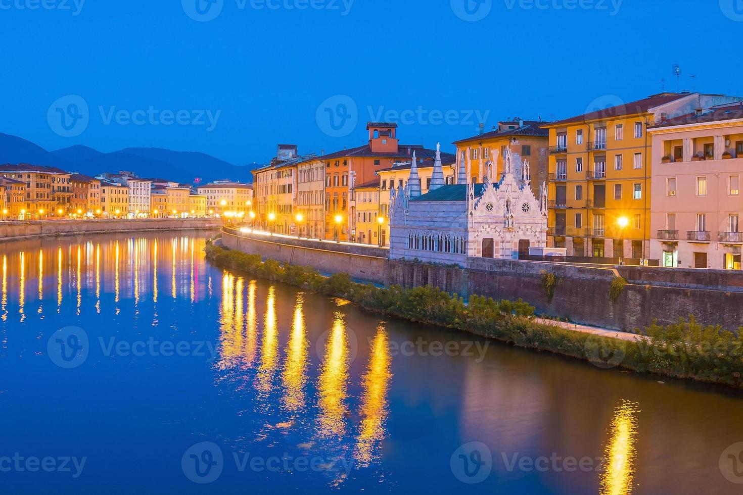 skyline della città di pisa e fiume arno foto