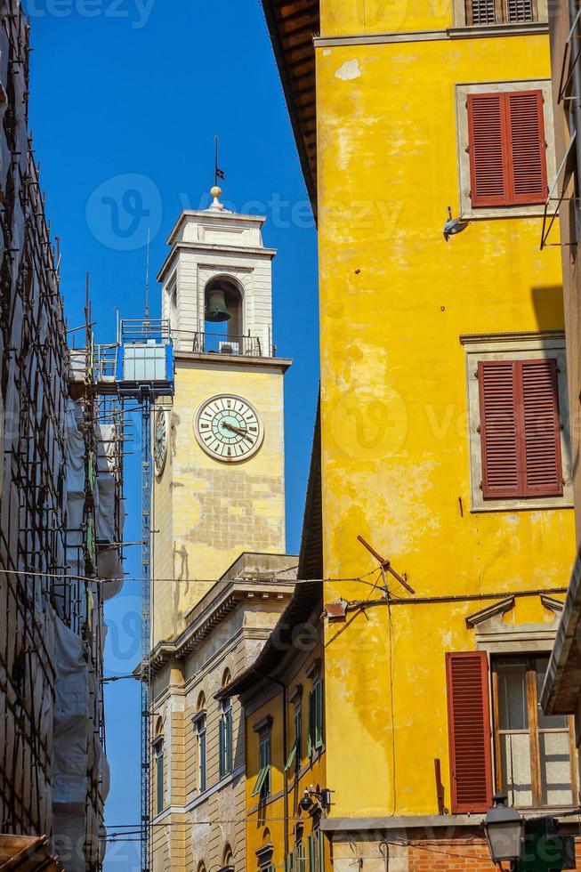 paesaggio urbano di skyline del centro città di pisa in italia foto