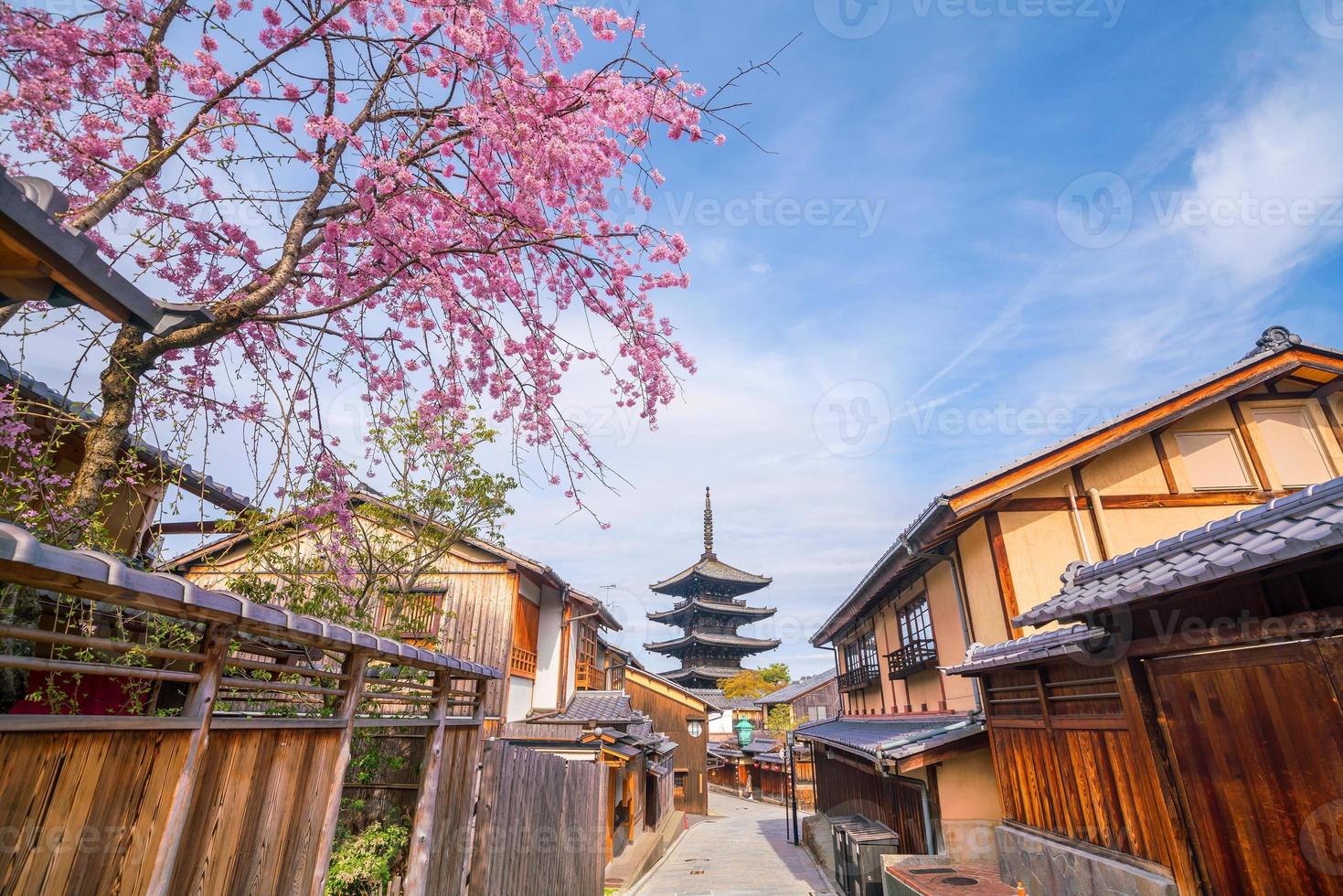 città vecchia di kyoto durante la stagione di sakura foto