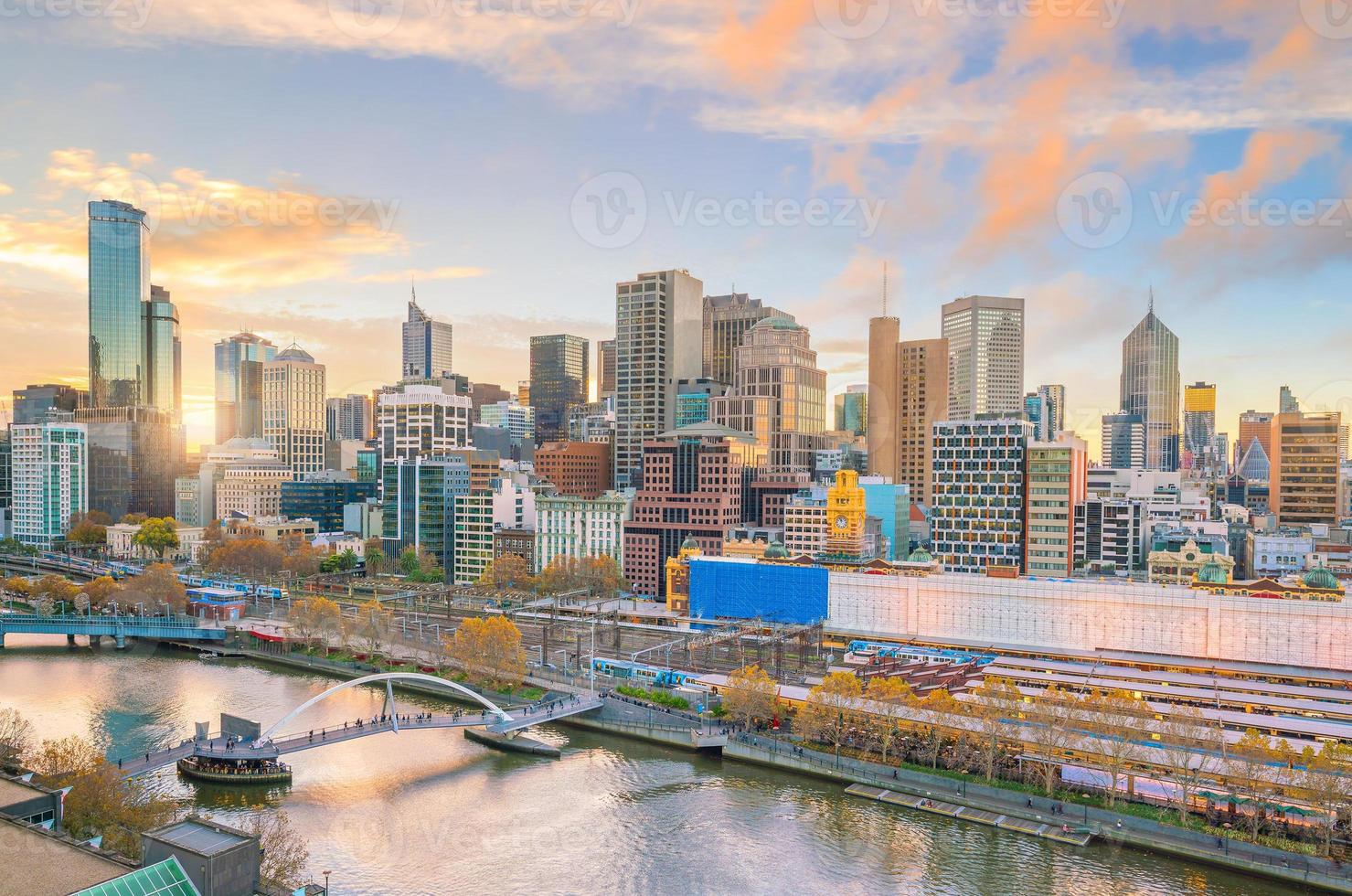 skyline della città di melbourne al crepuscolo foto