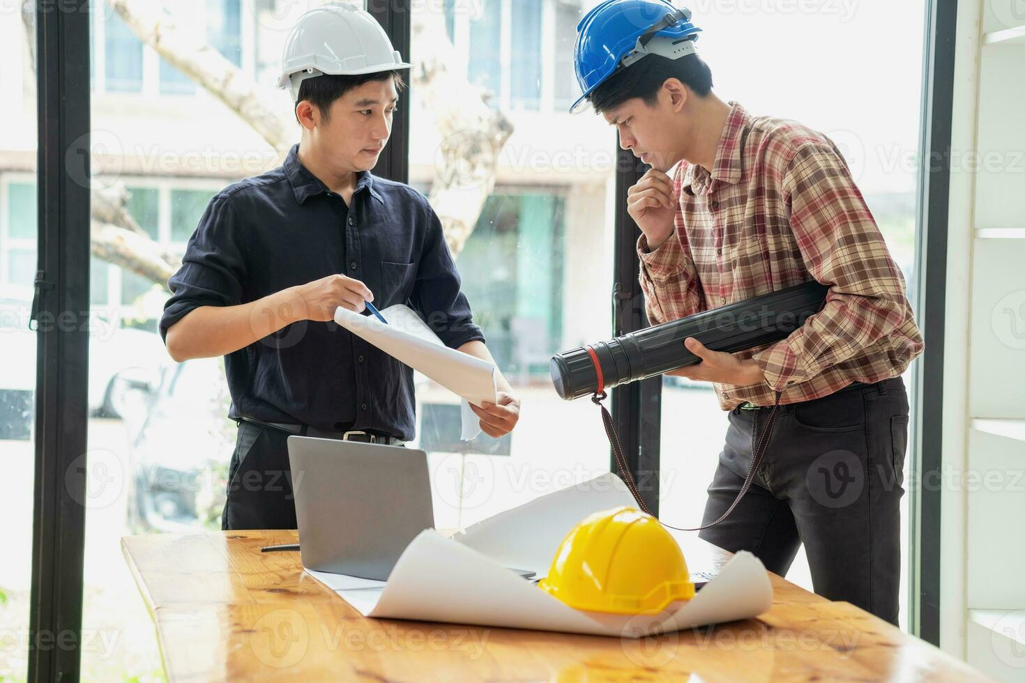 concetto incontro ingegneri o architetti per progetti Lavorando con partner e ingegneria utensili per creare Modelli e progetti a il lavoro luogo. costruzione concetto. ingegnere concetto. foto