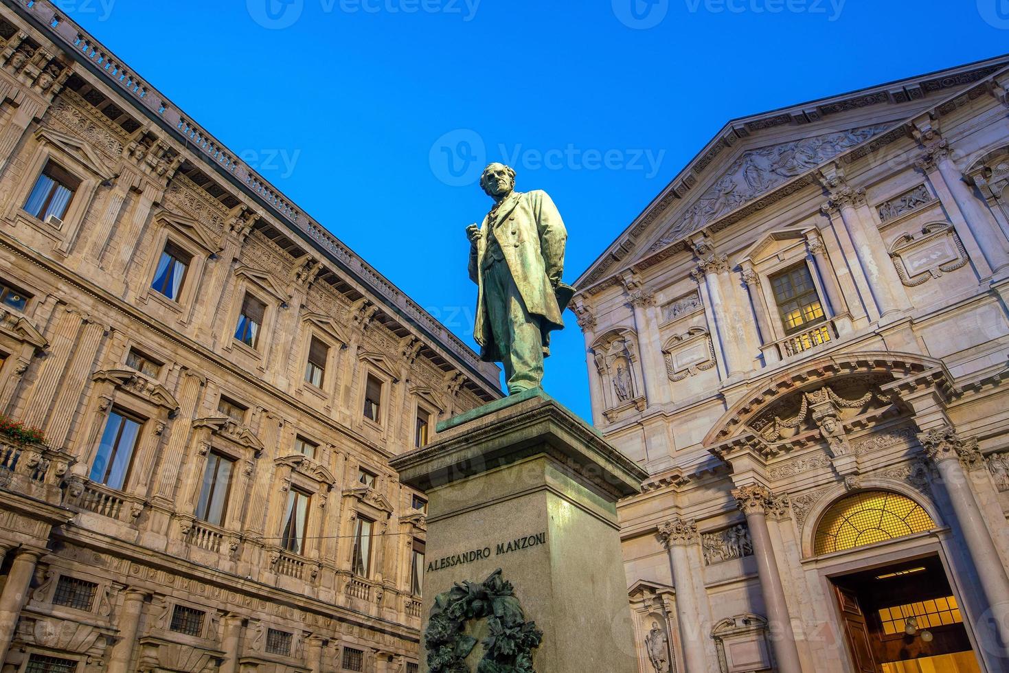 palazzo d'epoca nel centro storico, zona centro a milano foto