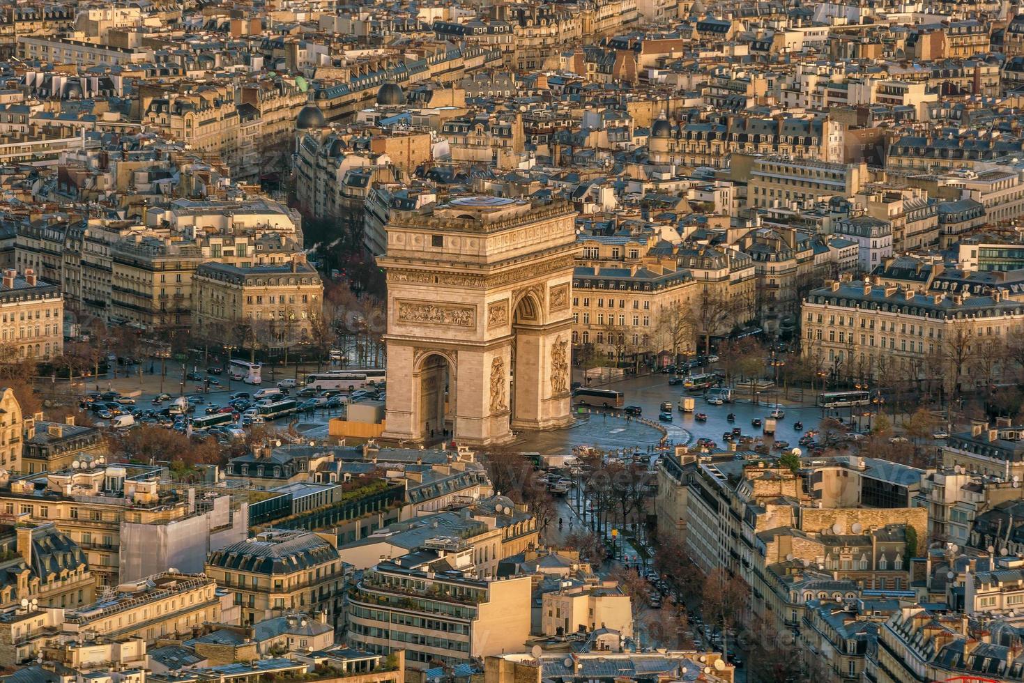 famosi champs-elysees e arco di trionfo a parigi foto