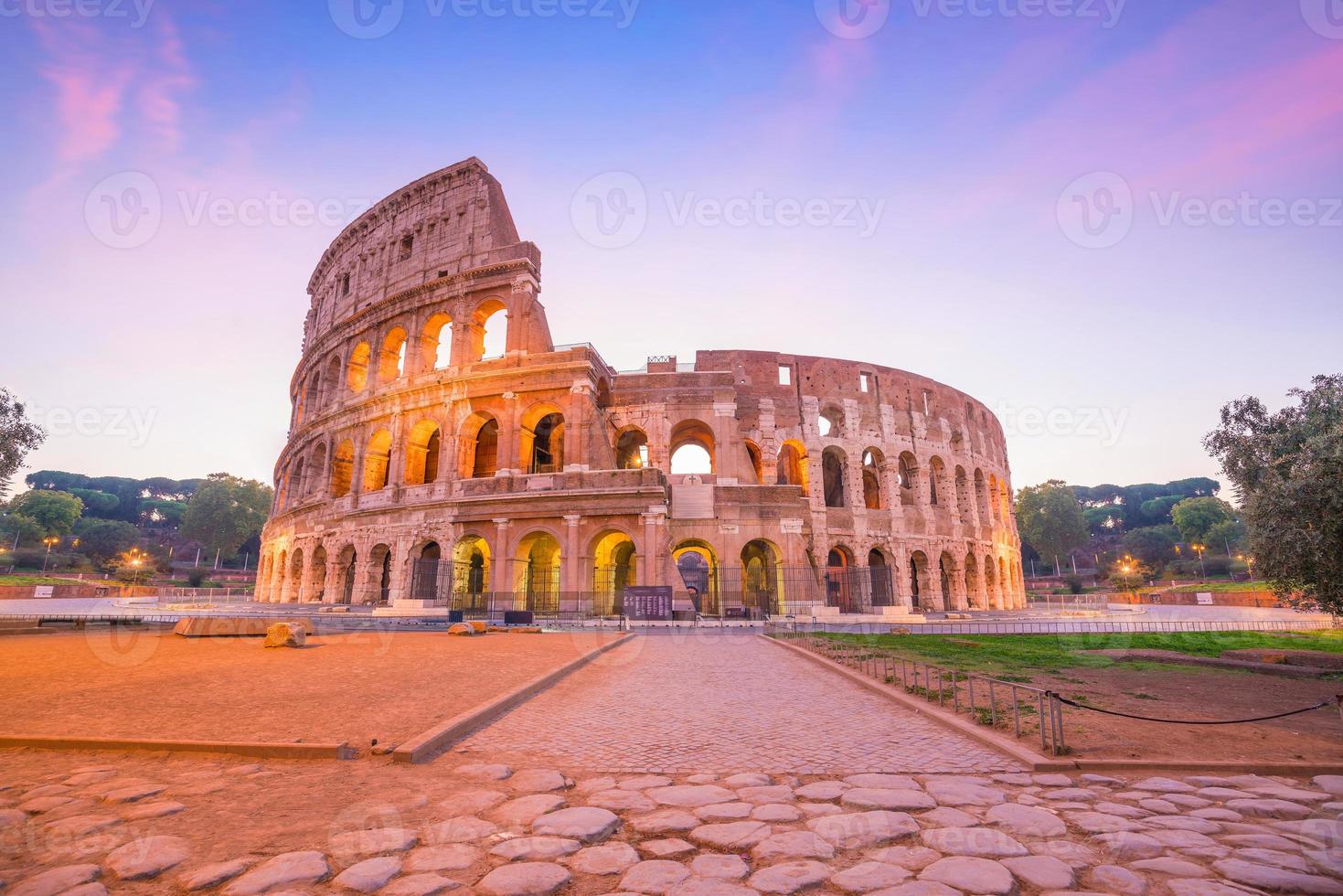 veduta del Colosseo a roma al crepuscolo foto