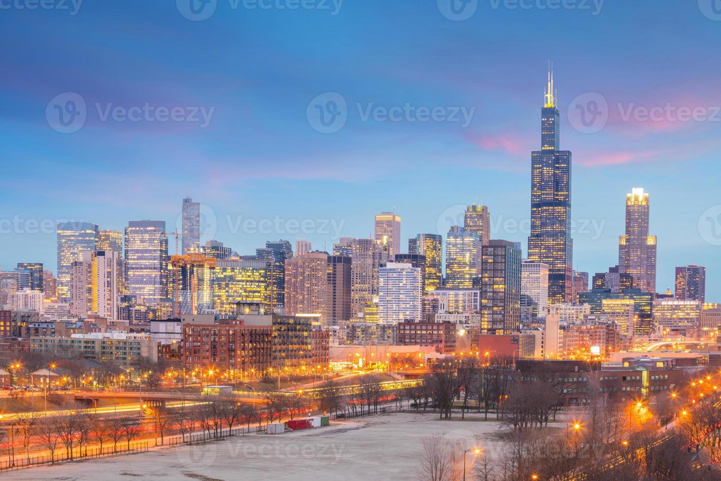 skyline del centro di chicago al tramonto, illinois foto