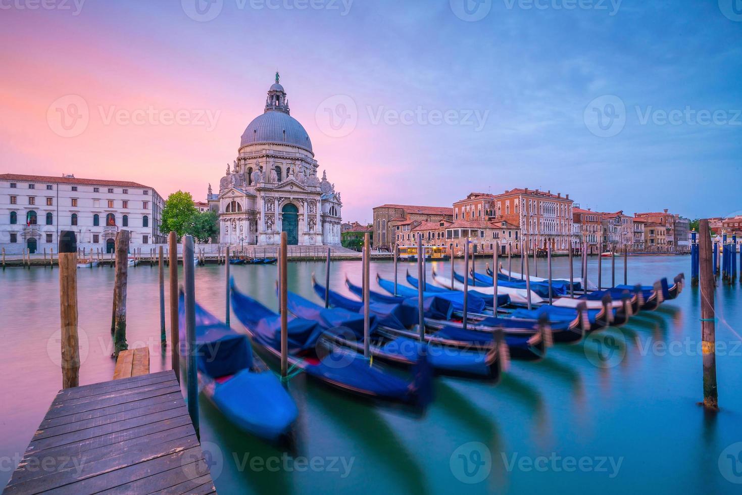 canal grande a venezia, italia con la basilica di santa maria della salute foto