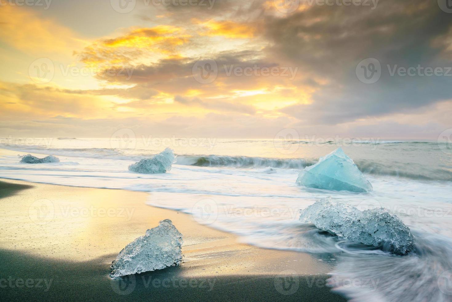 spiaggia di ghiaccio a jokulsarlon, islanda. foto