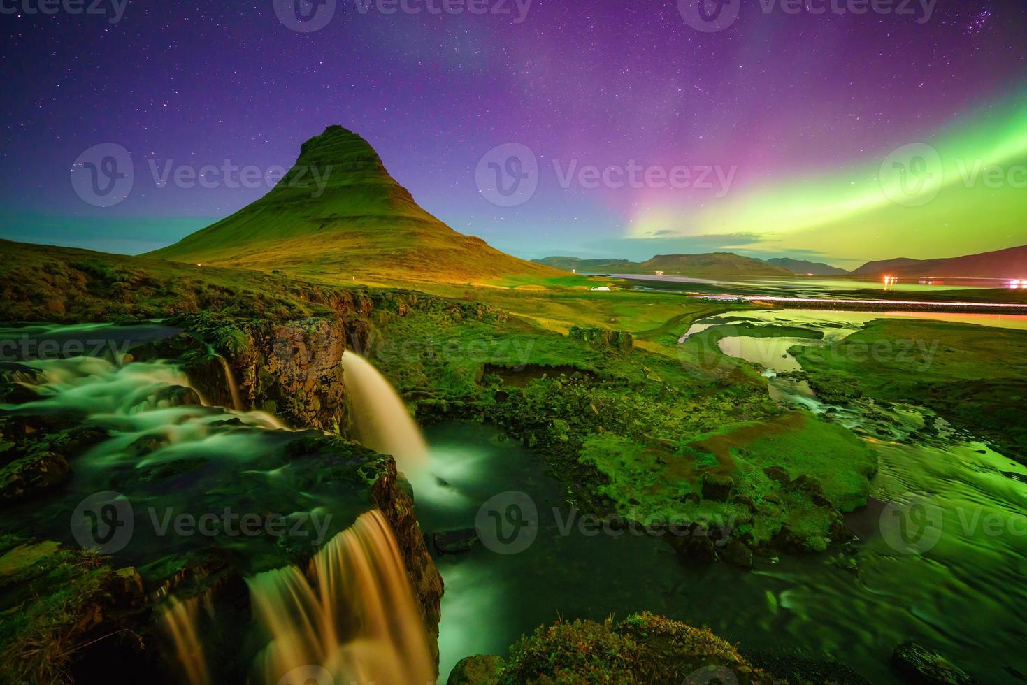 aurora boreale sul monte kirkjufell foto