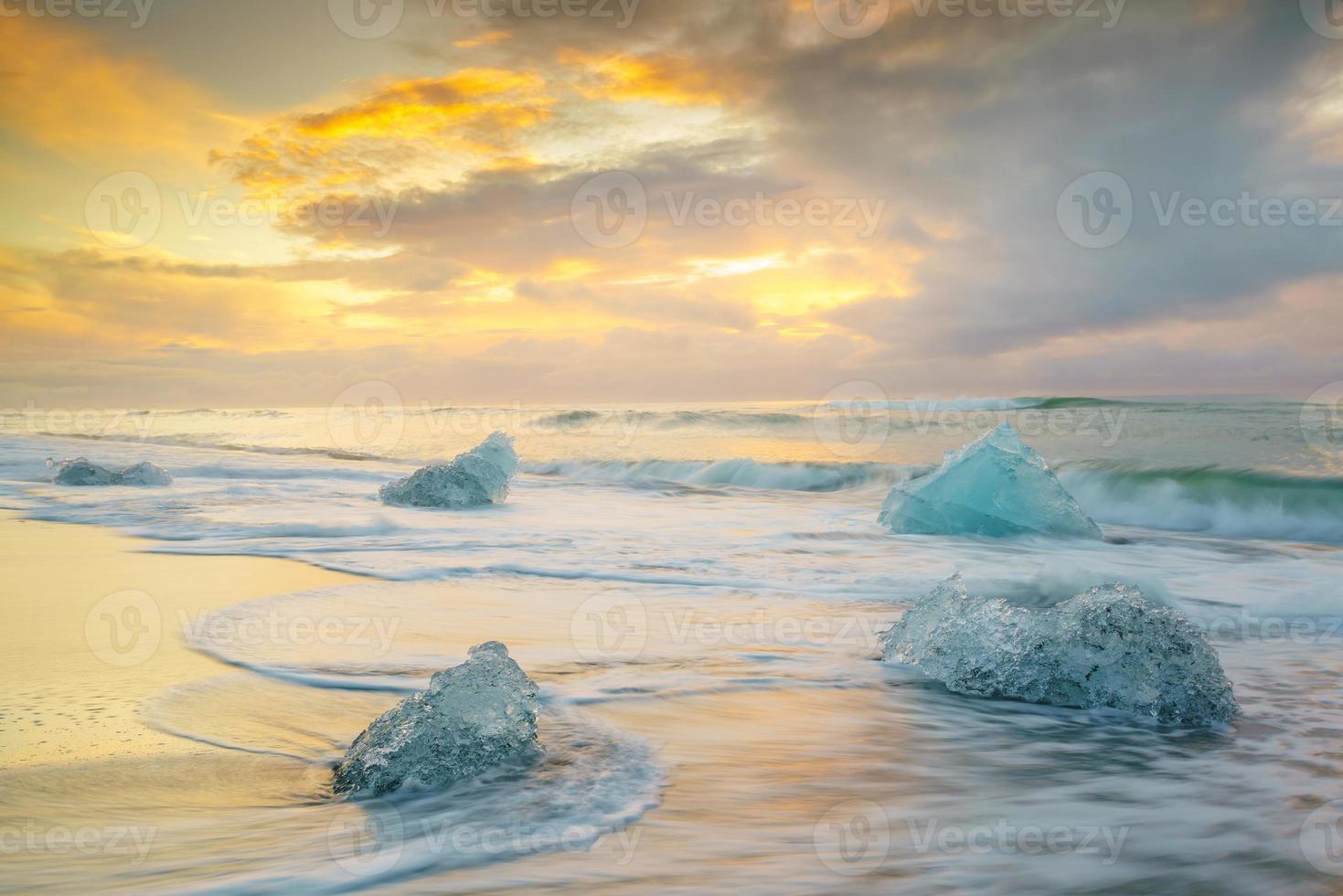 spiaggia di ghiaccio a jokulsarlon, islanda. foto