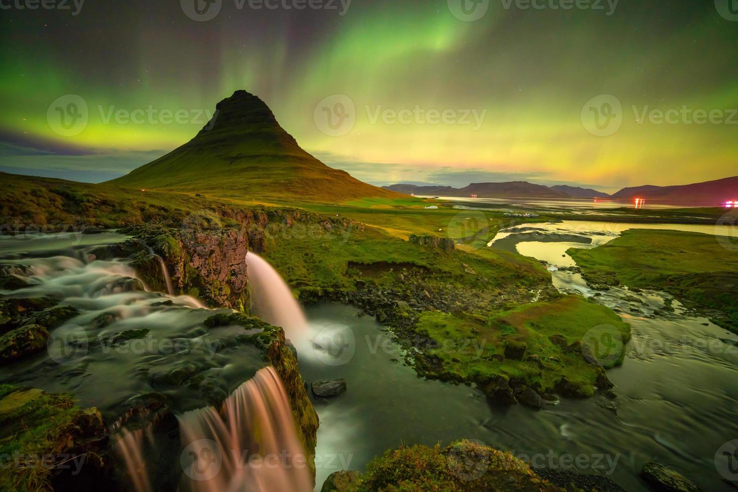 aurora boreale sul monte kirkjufell foto